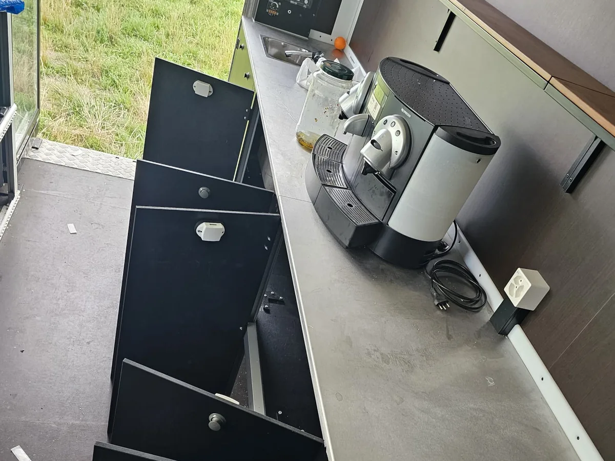 Arbeitsfläche, Spüle und Kaffeemaschine vor der Reinigung, mit Flecken und Kalkrückständen
