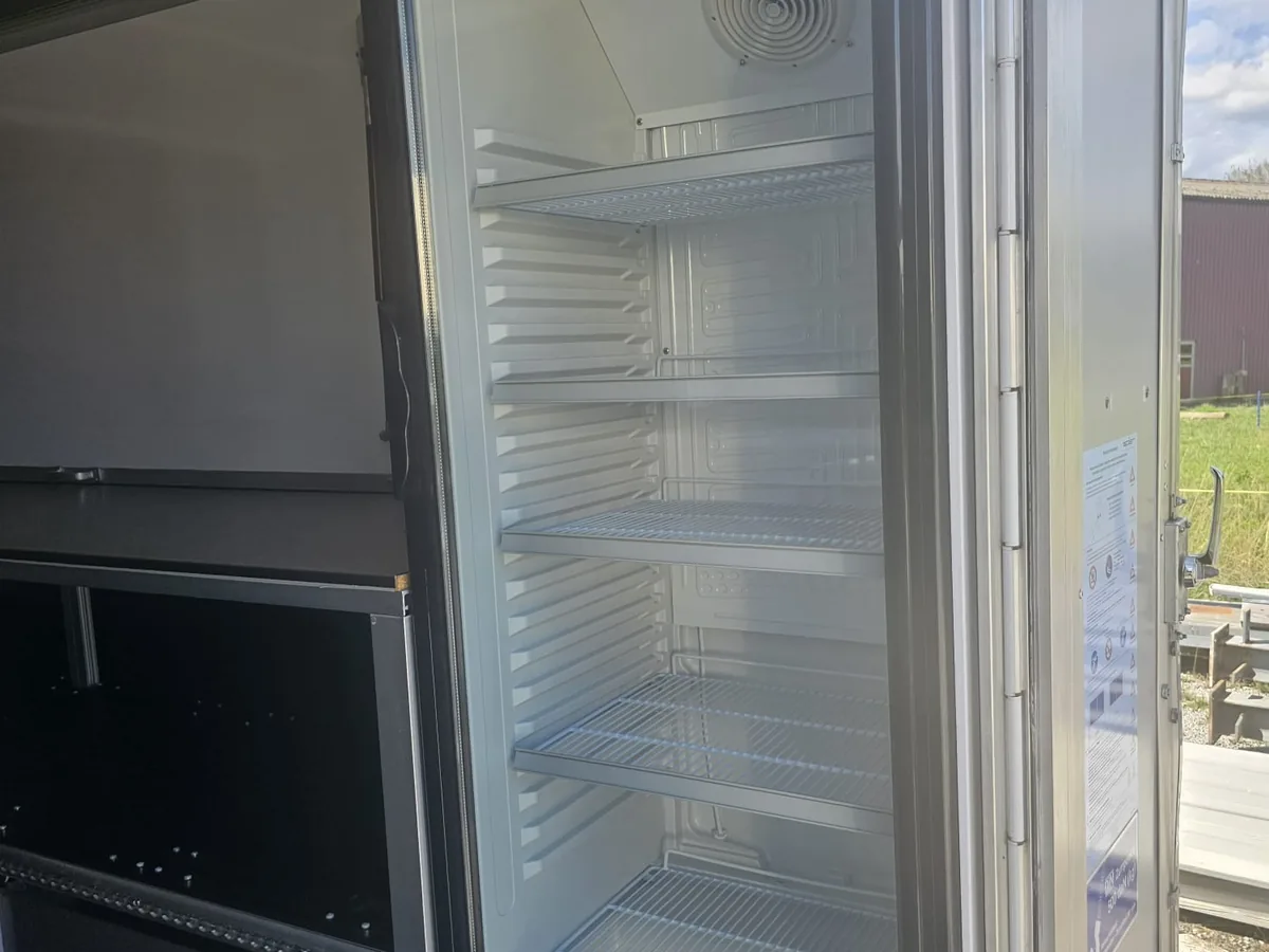 Kühlschrank nach der Reinigung, sauber und einsatzbereit