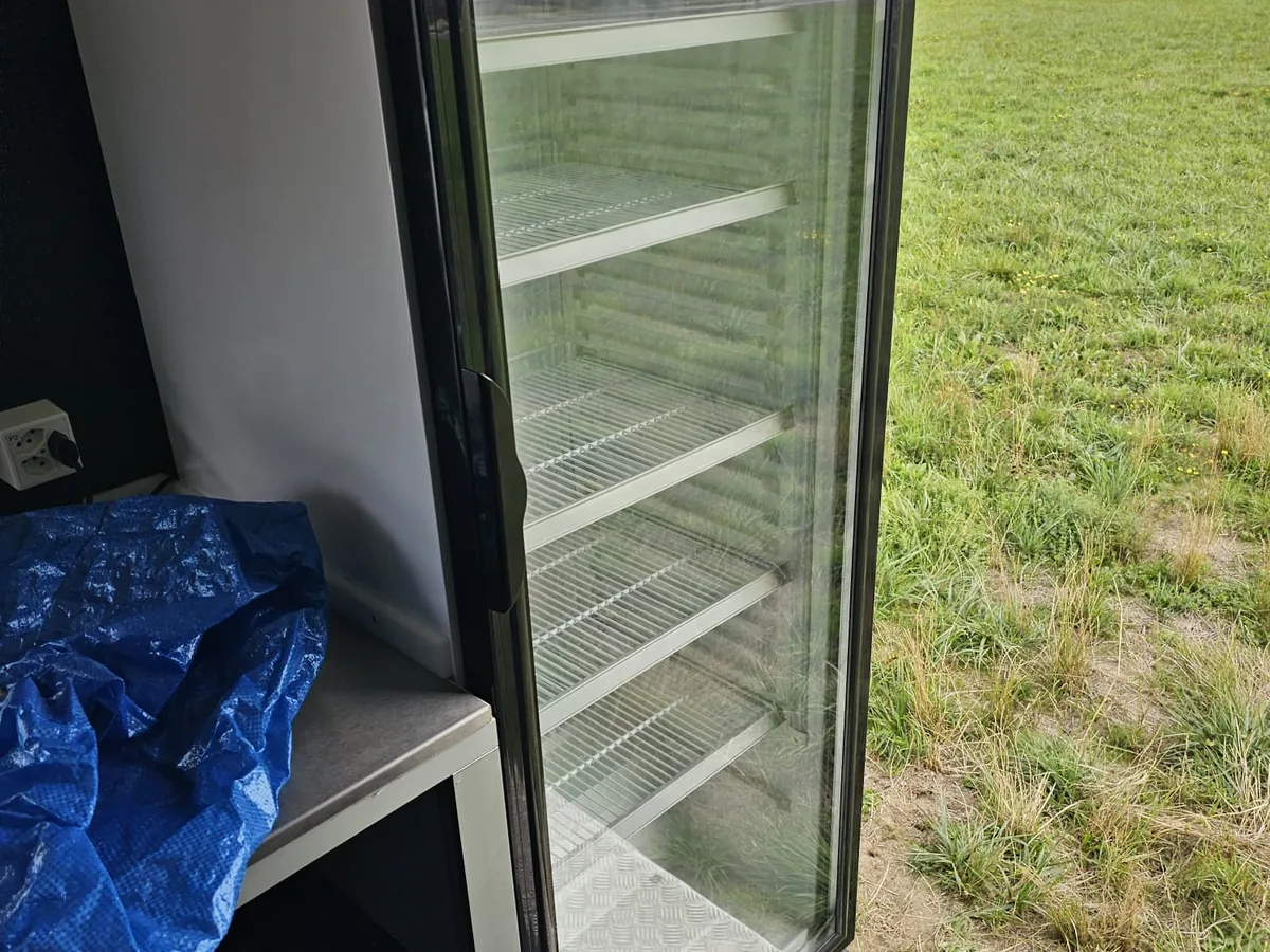 Kühlschrank vor der Reinigung, mit Staub auf den Ablagen