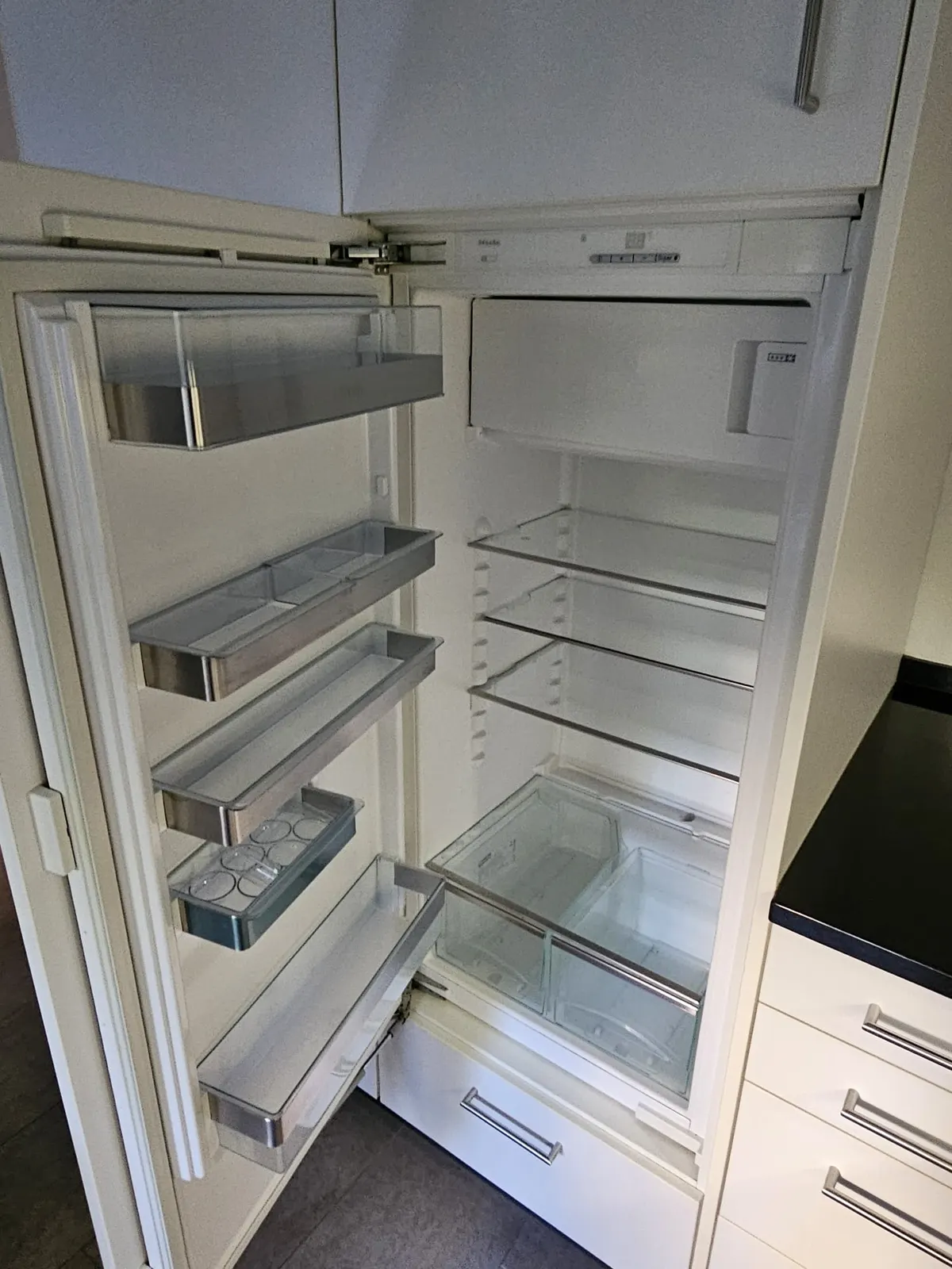 Kühlschrank nach der Reinigung, sauber