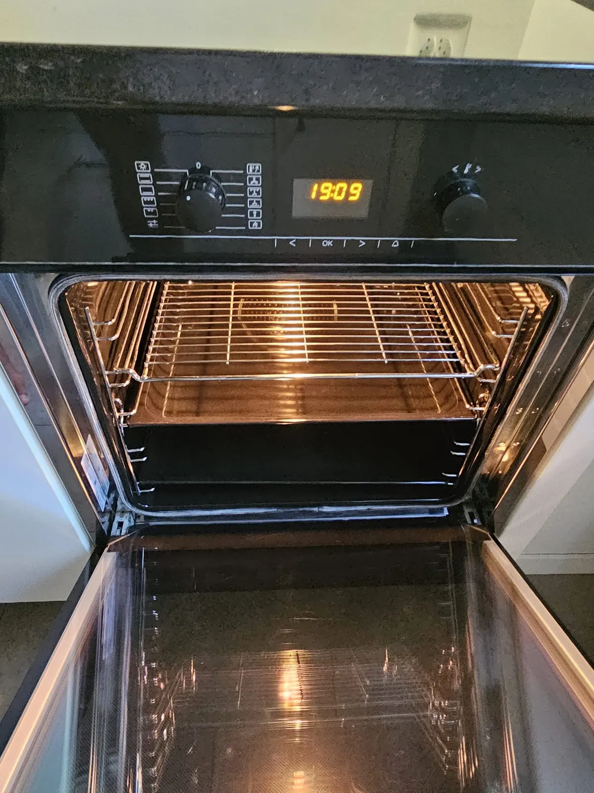 Backofen nach der Reinigung, blank