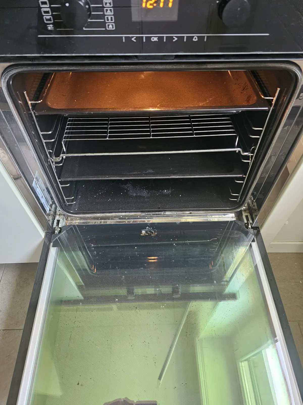 Backofen vor der Reinigung, mit Fettresten